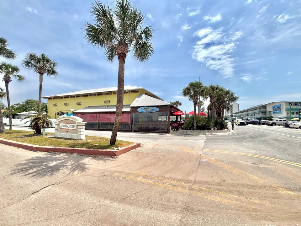 Enjoy nearby restaurants that are steps away!