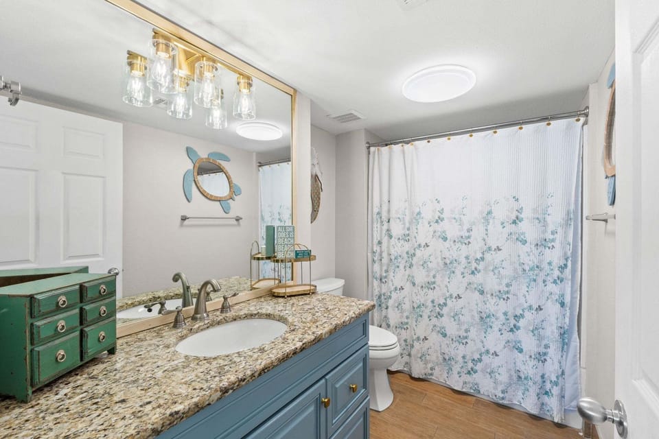Shower / Tub Combo ~ linens provided