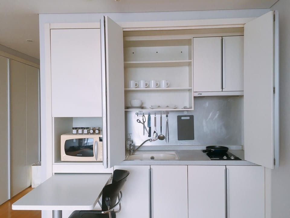 Deluxe Studio, Park View | Private kitchen | Fridge, microwave, stovetop, cookware/dishes/utensils