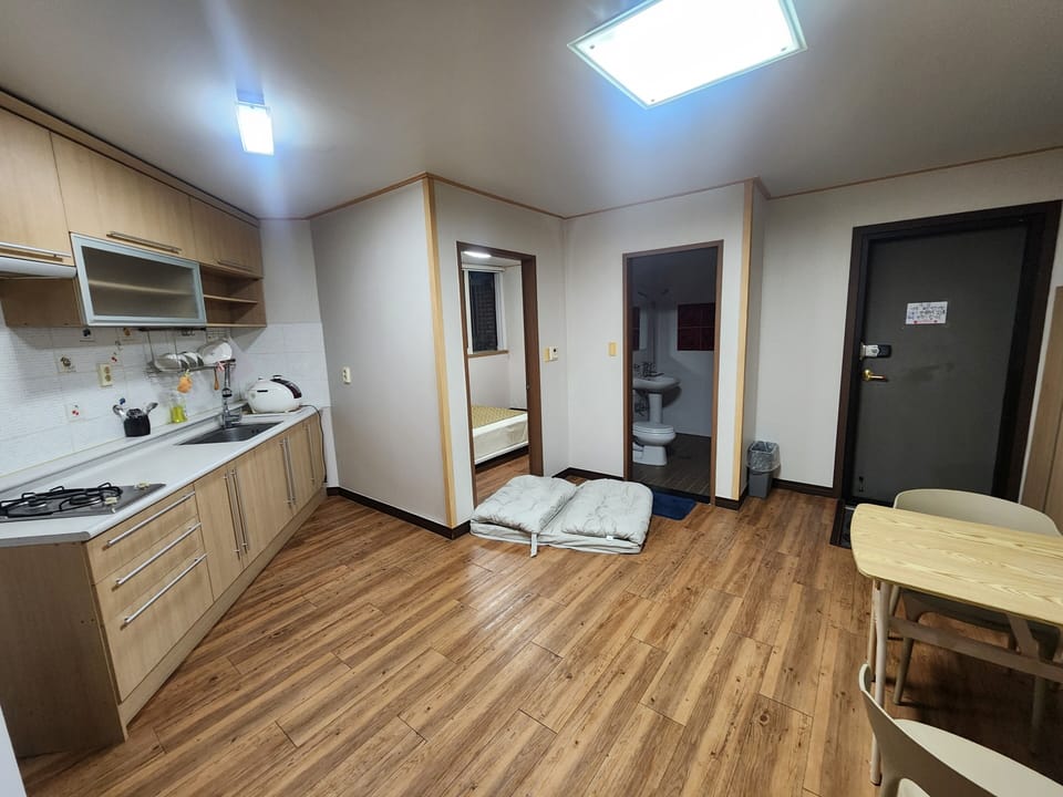 1.5 room ondol/clean accommodation for up to 6 people / Yeongil Daejukdo Market / barbecue available | Free WiFi
