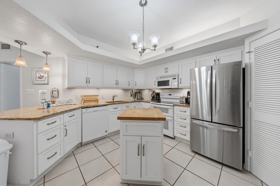 Signature Condo, 3 Bedrooms, Balcony, Beach View | Private kitchen | Fridge, microwave, oven, stovetop