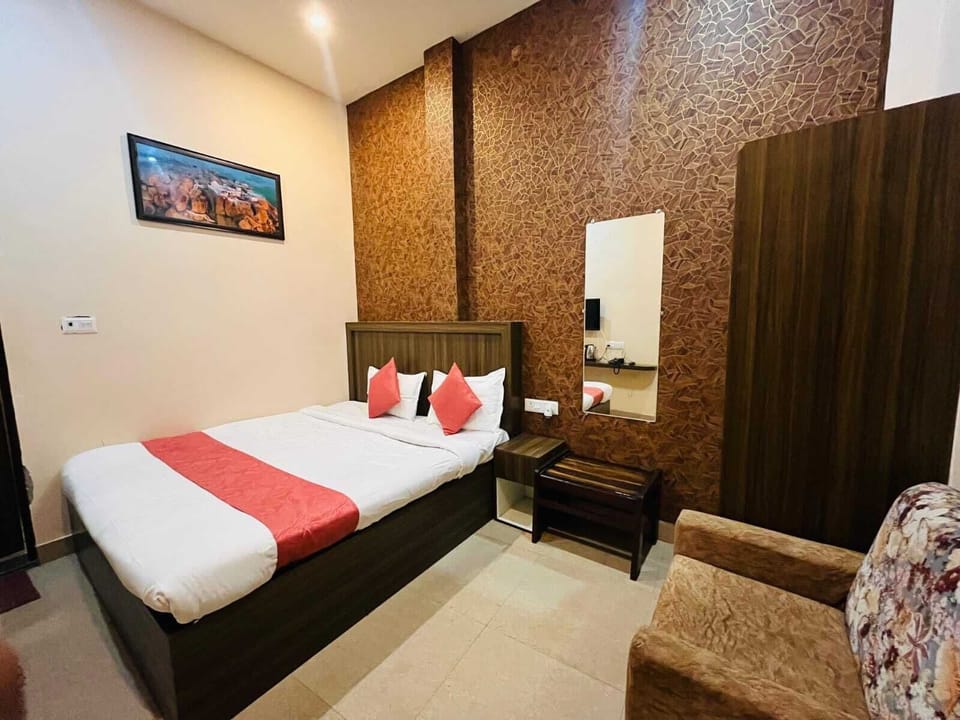 Deluxe Double Room, City View | Laptop workspace, iron/ironing board, free WiFi