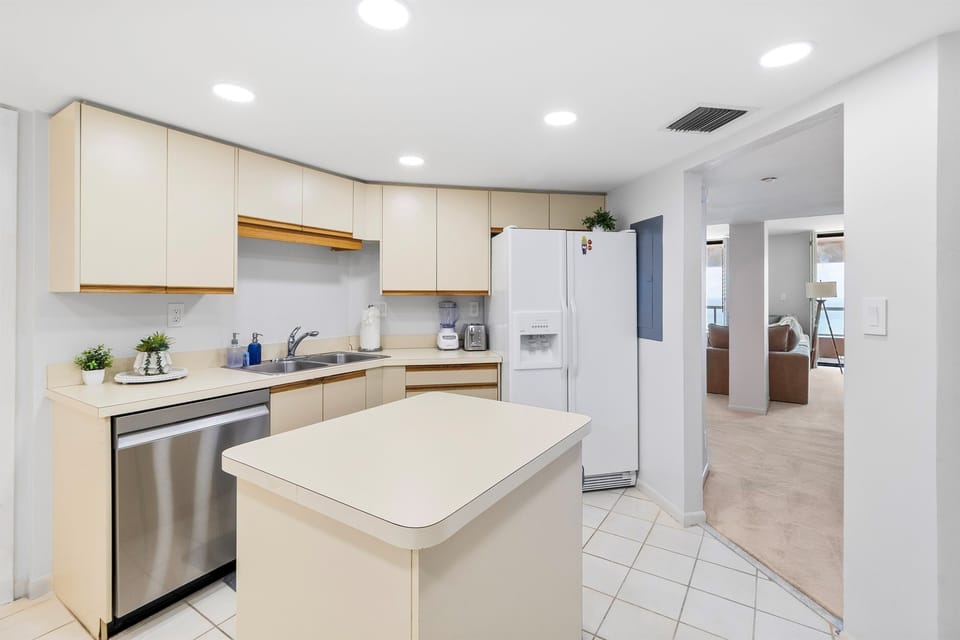 Kitchen, fully stocked with cooking/ eating / drinking utensils