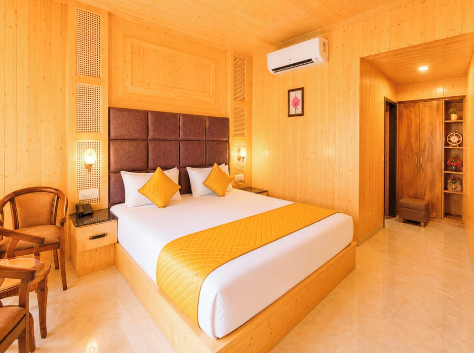 Hypo-allergenic bedding, desk, soundproofing, free WiFi