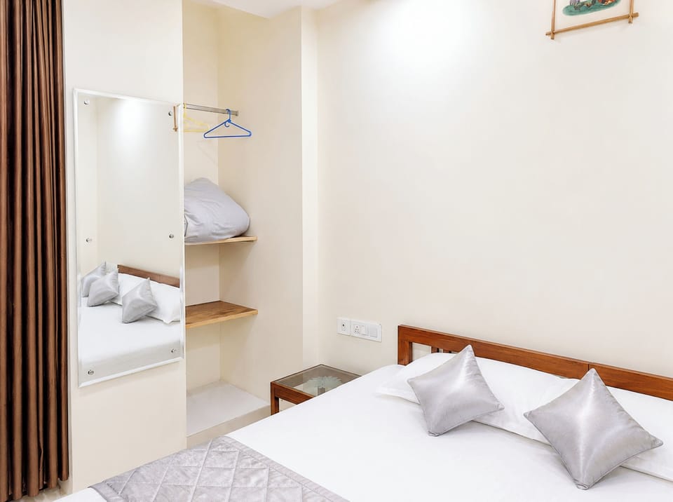 Hypo-allergenic bedding, desk, soundproofing, free WiFi