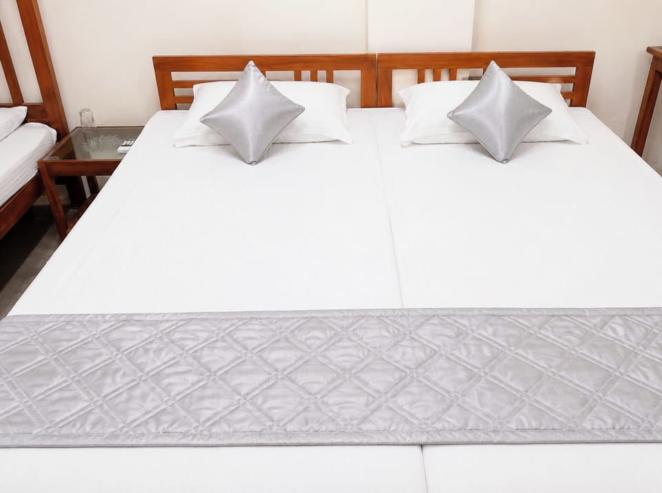 Hypo-allergenic bedding, desk, soundproofing, free WiFi