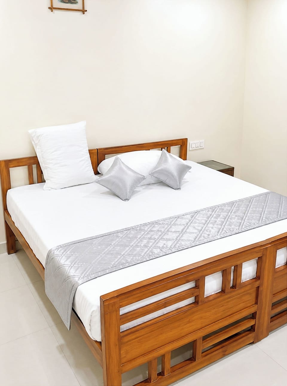 Hypo-allergenic bedding, desk, soundproofing, free WiFi