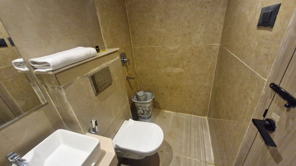 Double Room | Bathroom | Towels, soap, shampoo