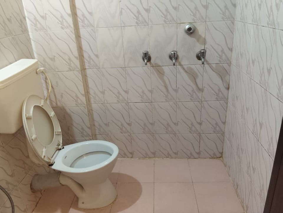 Standard Room | Bathroom | Shower, towels, soap, shampoo
