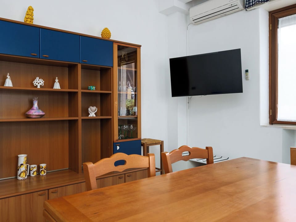 Comfort Apartment, City View | Dining