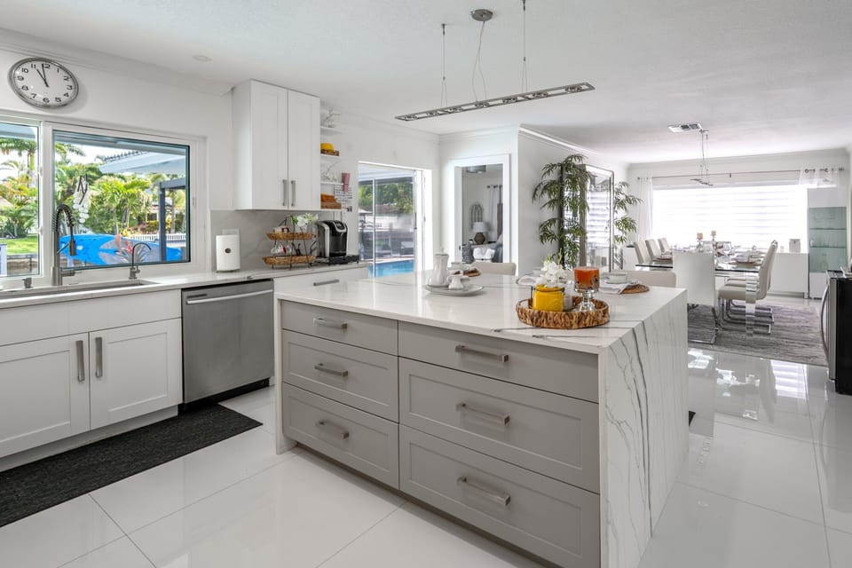 Contemporary kitchen with premium finishes and dining space