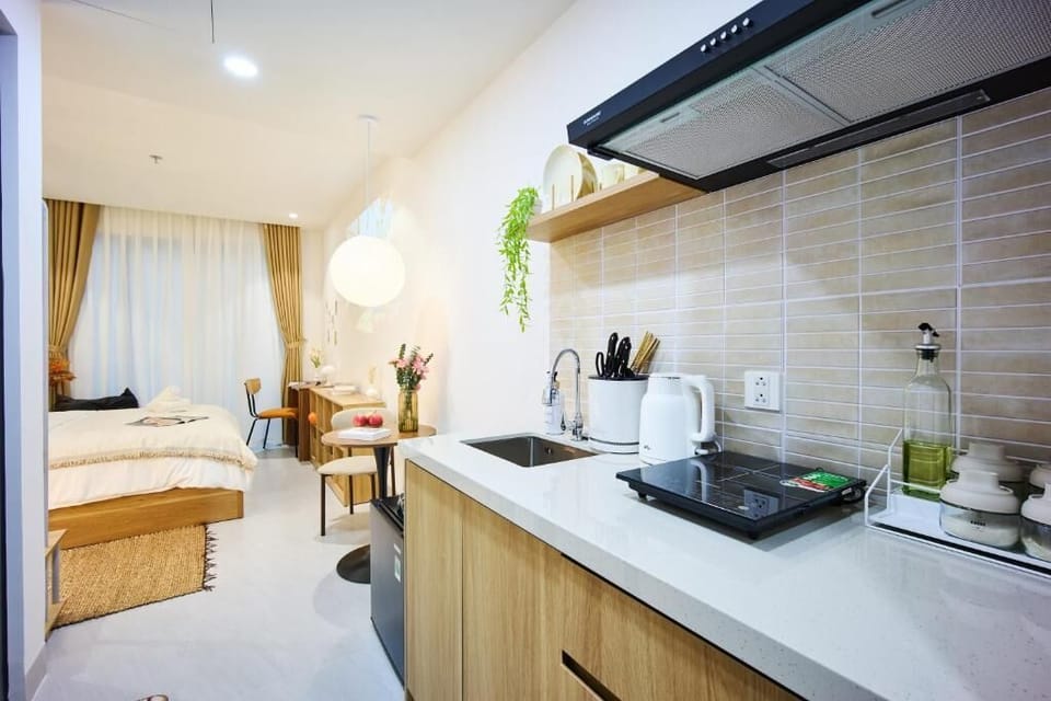 Deluxe Studio, 1 Queen Bed, Balcony | Private kitchen