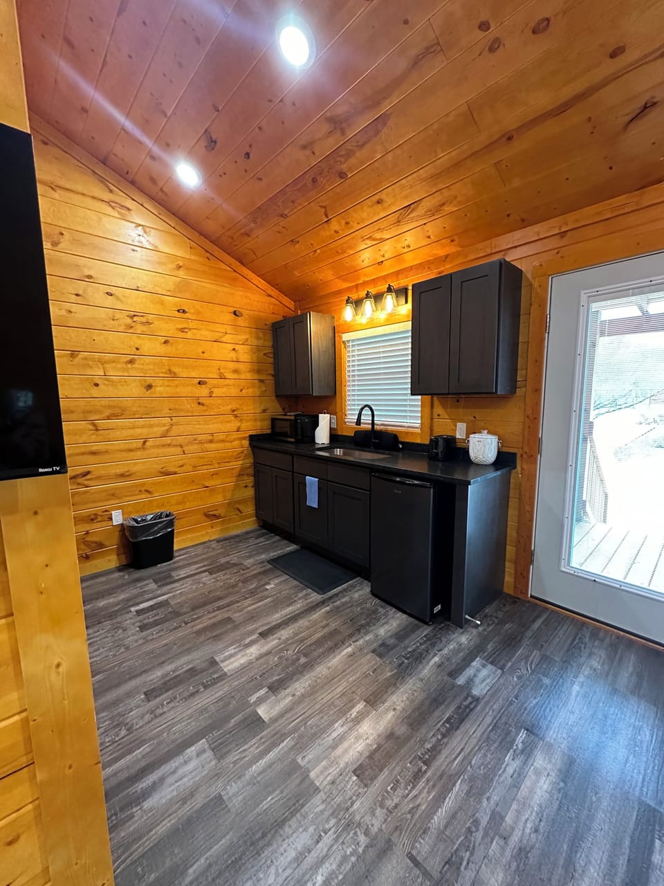 Standard Double Room, Patio | Private kitchen | Mini-fridge, microwave, cookware/dishes/utensils