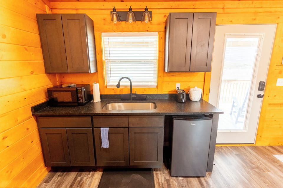 Standard Single Room, Patio | Private kitchen | Mini-fridge, microwave, cookware/dishes/utensils