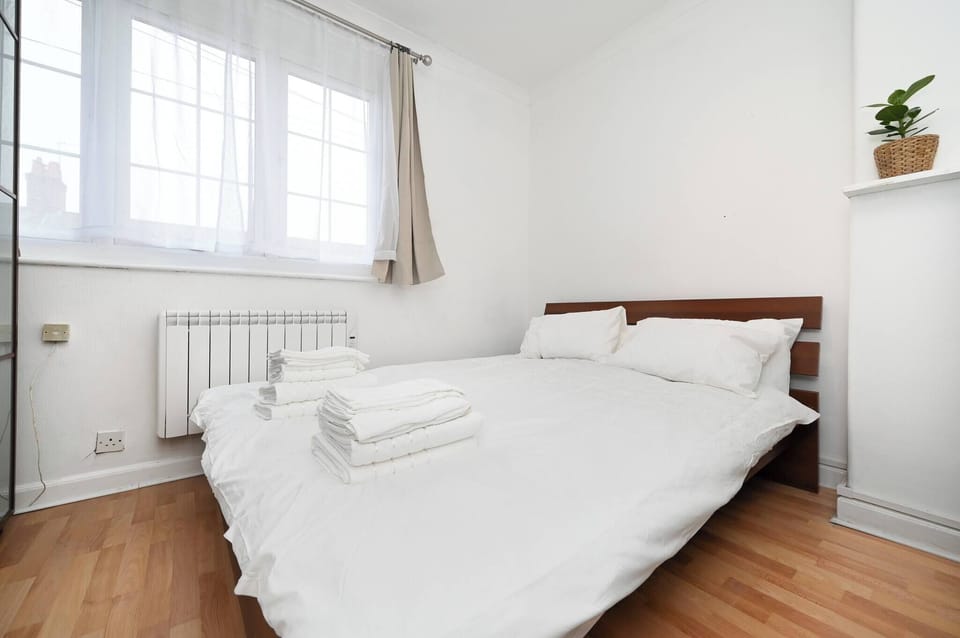 Full House 2 Bedrooms, 2 Bathrooms, Near Tube st House in London