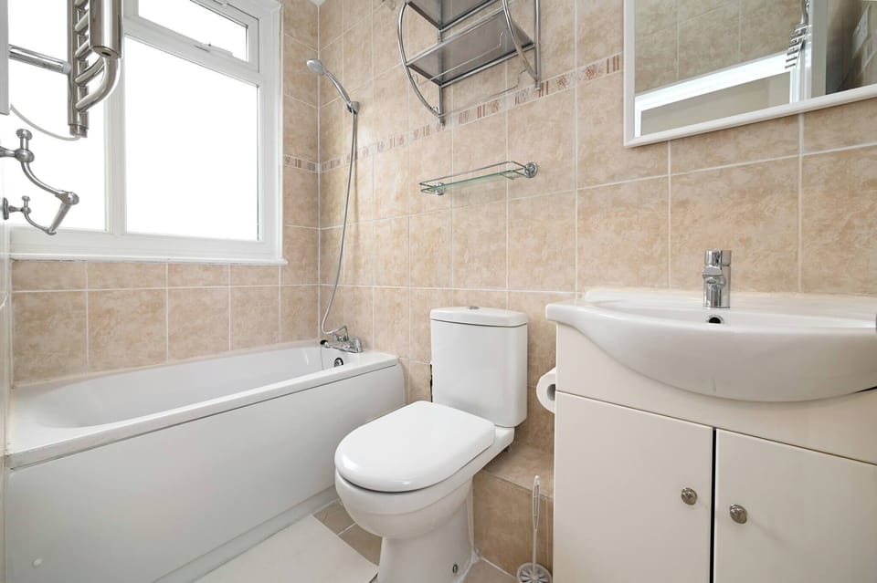Full House 2 Bedrooms, 2 Bathrooms, Near Tube st House in London