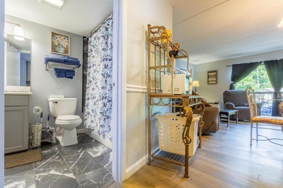Deluxe Condo, Non Smoking, Pool View | Bathroom