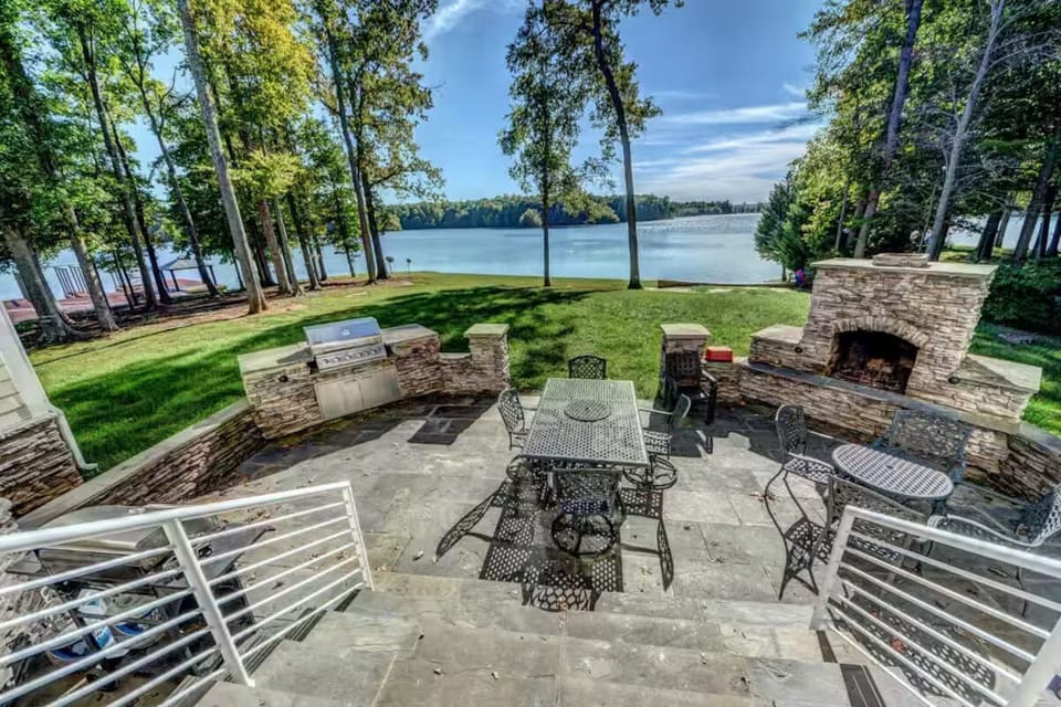 Back patio, with fireplace and built in grill.