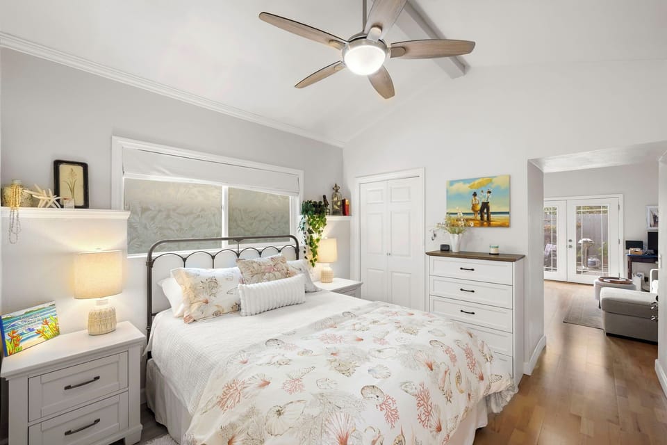 Comfy Queen BR off Living Room w/ceiling Fan