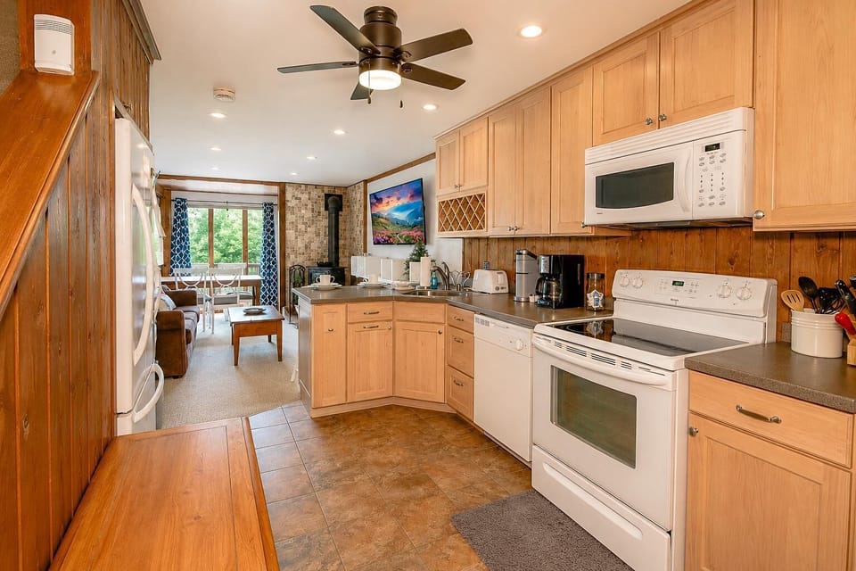 The well-equipped kitchen makes it easy to prepare full meals or enjoy a quick snack between adventures.