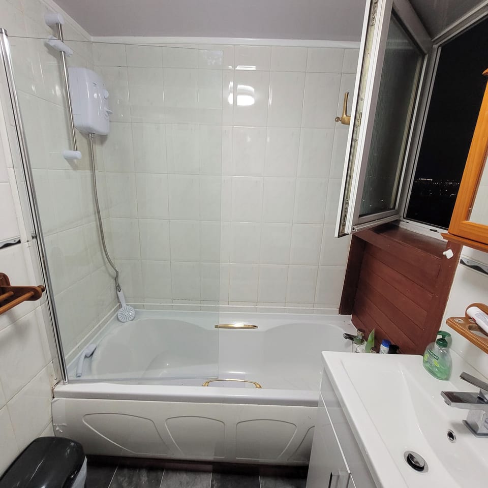 Combined shower/tub, deep soaking tub