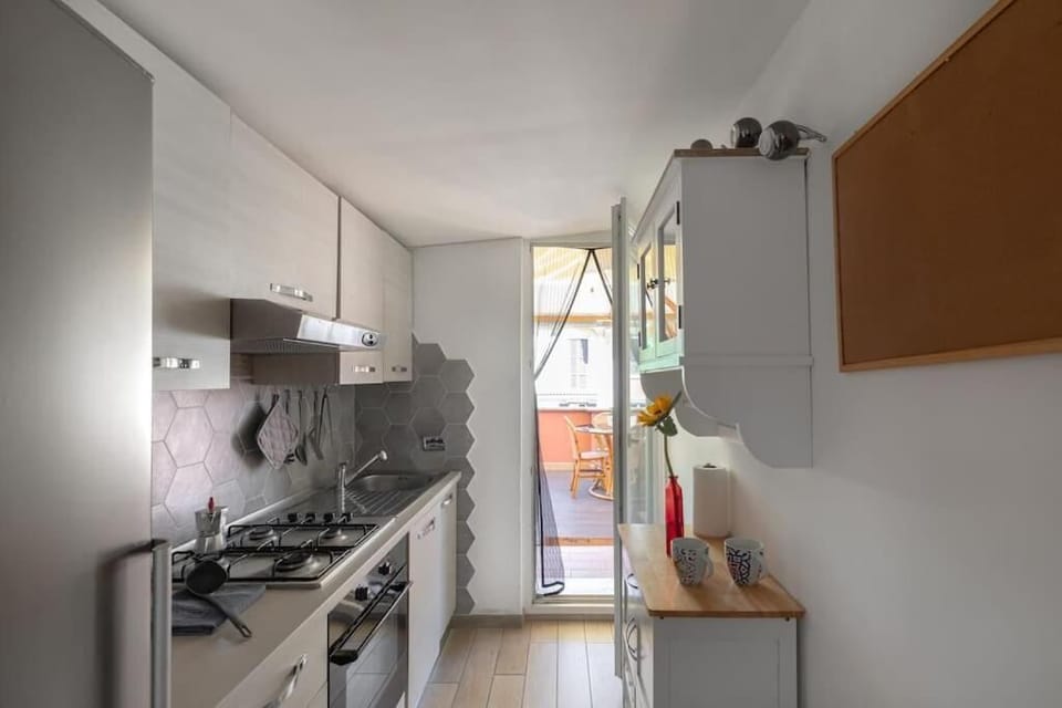 Deluxe Apartment, Balcony | Private kitchen | Electric kettle