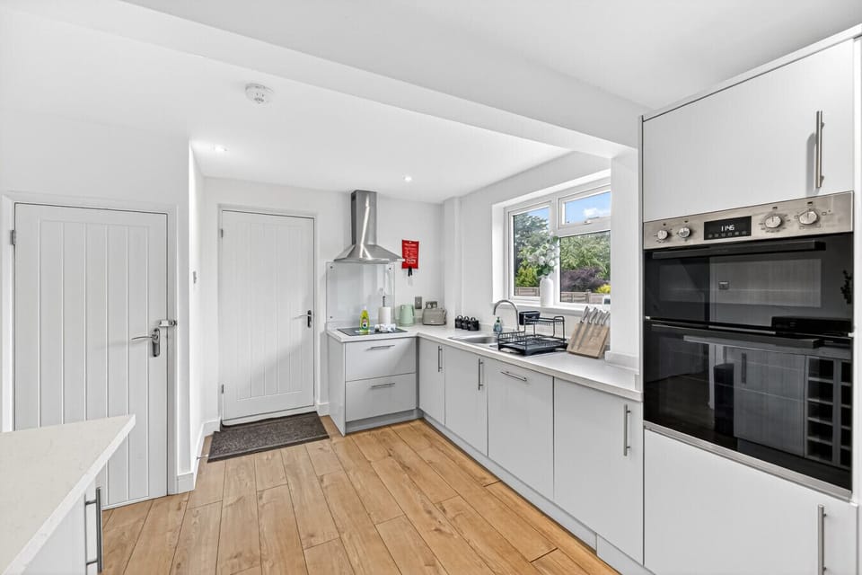A fully equipped kitchen with everything you need to prepare a home-cooked meal.