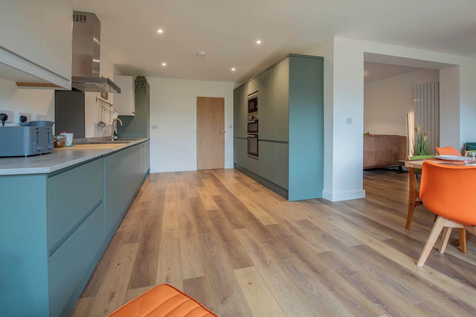 Freshly finished with modern fittings and thoughtful details, the kitchen is fully equipped for easy self catering stays.