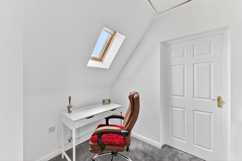 Work desk - perfect for those working or studying from home. There is free and fast wifi throughout the house.