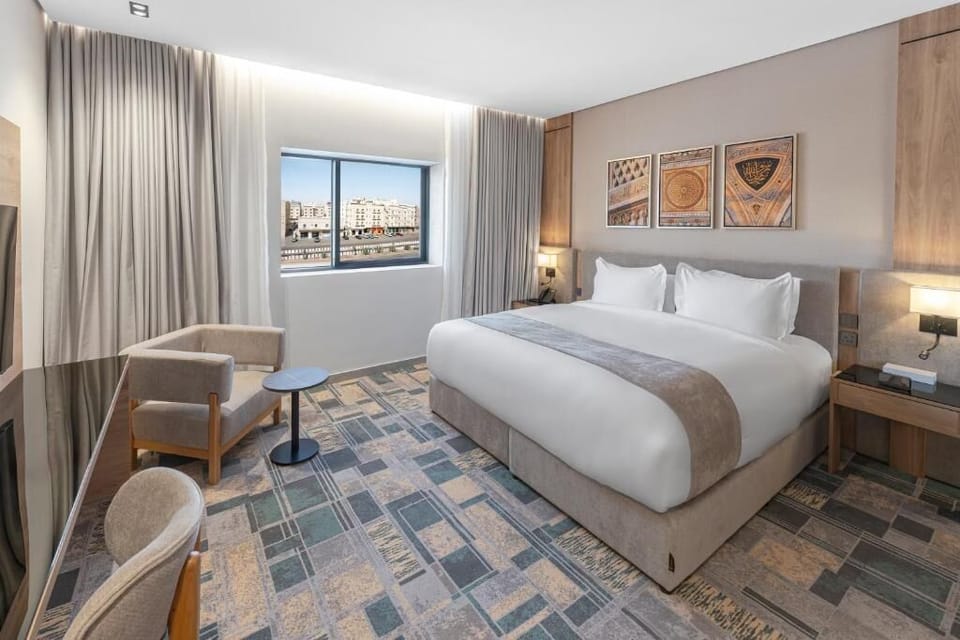 Business Suite, City View | In-room safe, laptop workspace, soundproofing