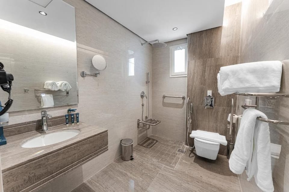 Comfort Double Room, City View | Bathroom | Hair dryer, bathrobes, slippers, bidet