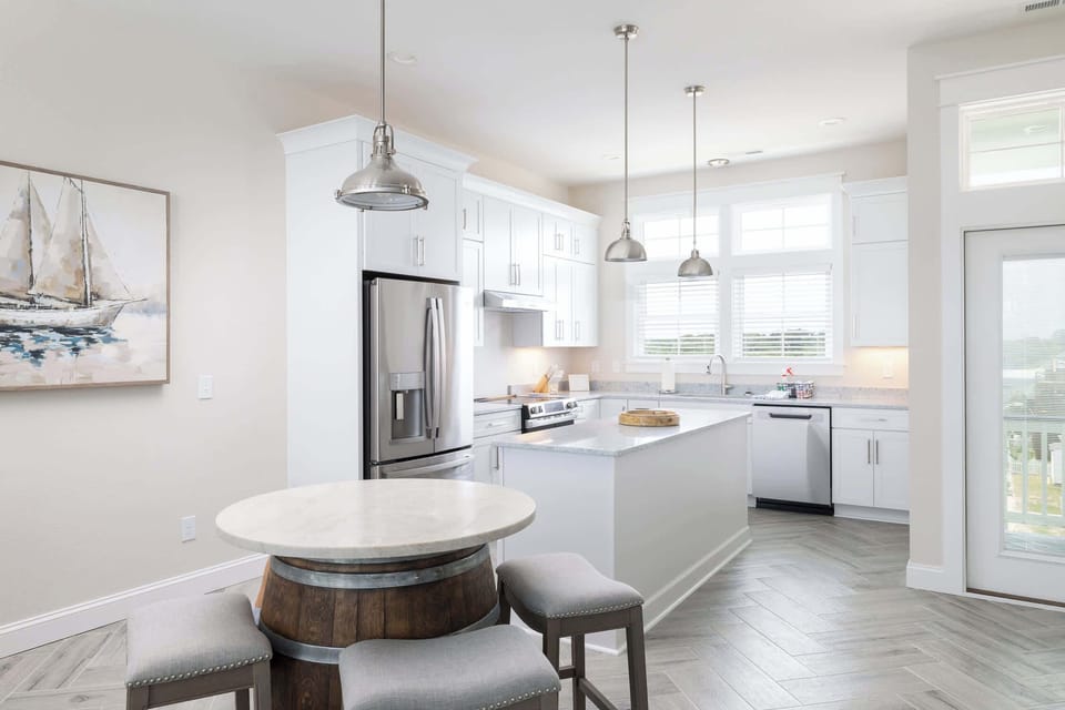 Top Level: Fully Equipped Kitchen w/Bistro Seating