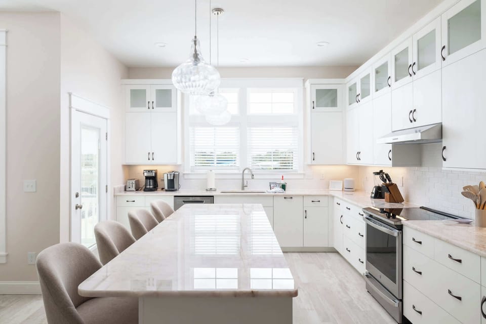 Mid Level: Fully Equipped Kitchen w/Seating for 4