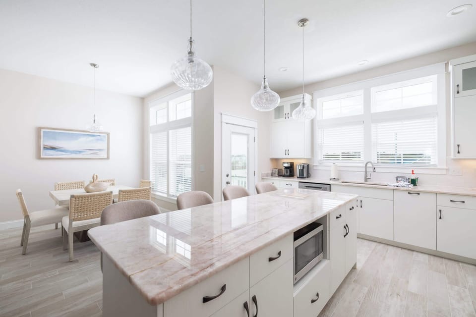 Mid Level: Full Equipped Kitchen Open to Dining