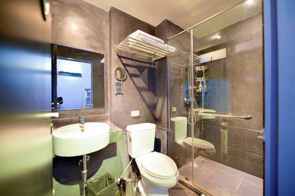 Deluxe Double B | Bathroom | Shower, hair dryer, towels, soap