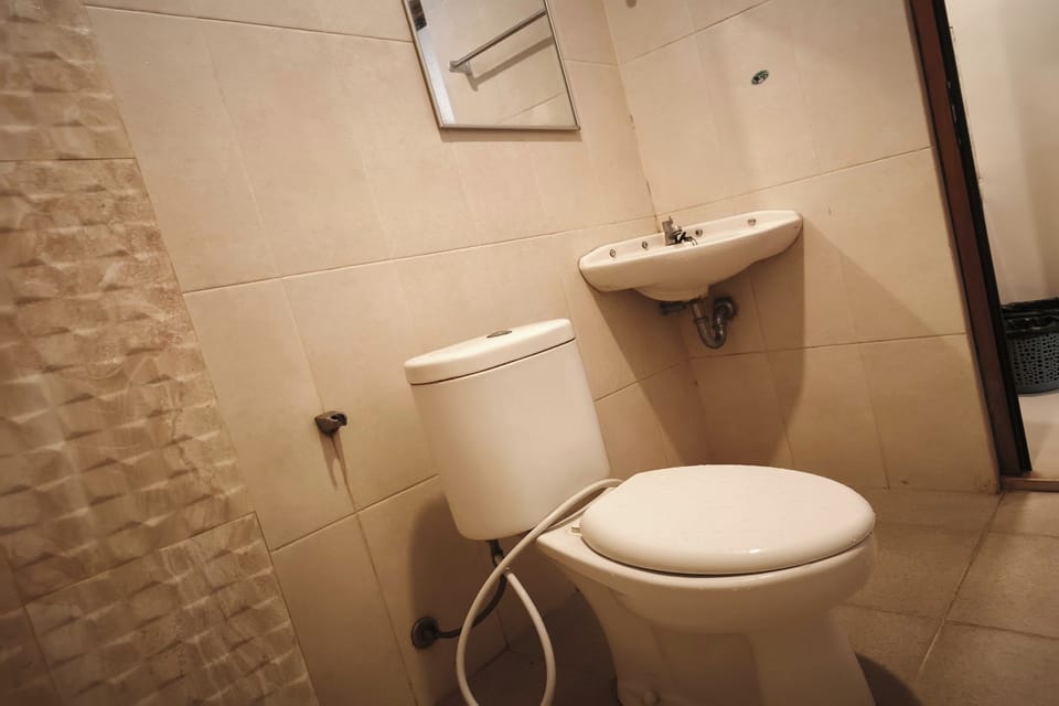 King Room | Bathroom | Shower, free toiletries, towels, soap
