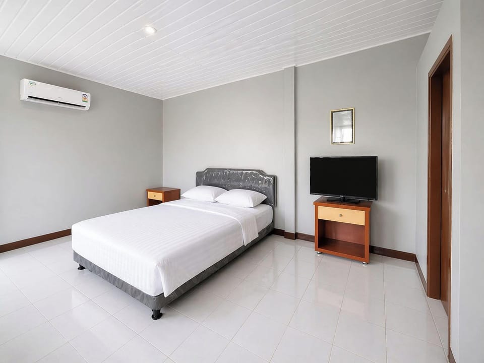 Deluxe Room | Desk, iron/ironing board (on request), WiFi (free), bed sheets