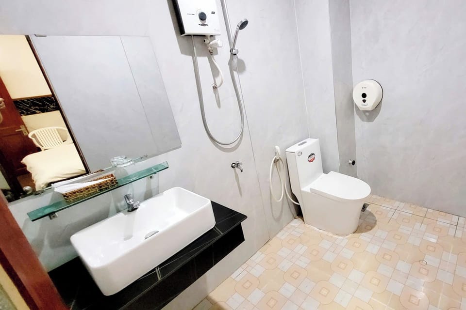 Shower, rainfall showerhead, free toiletries, hair dryer