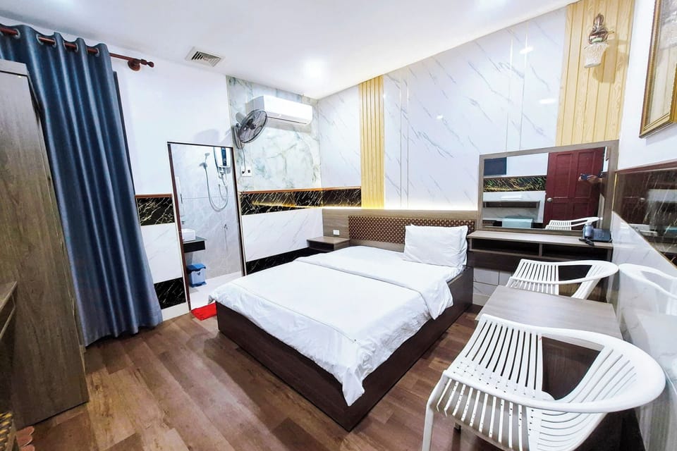 Deluxe Room | Desk, iron/ironing board (on request), WiFi (free), bed sheets