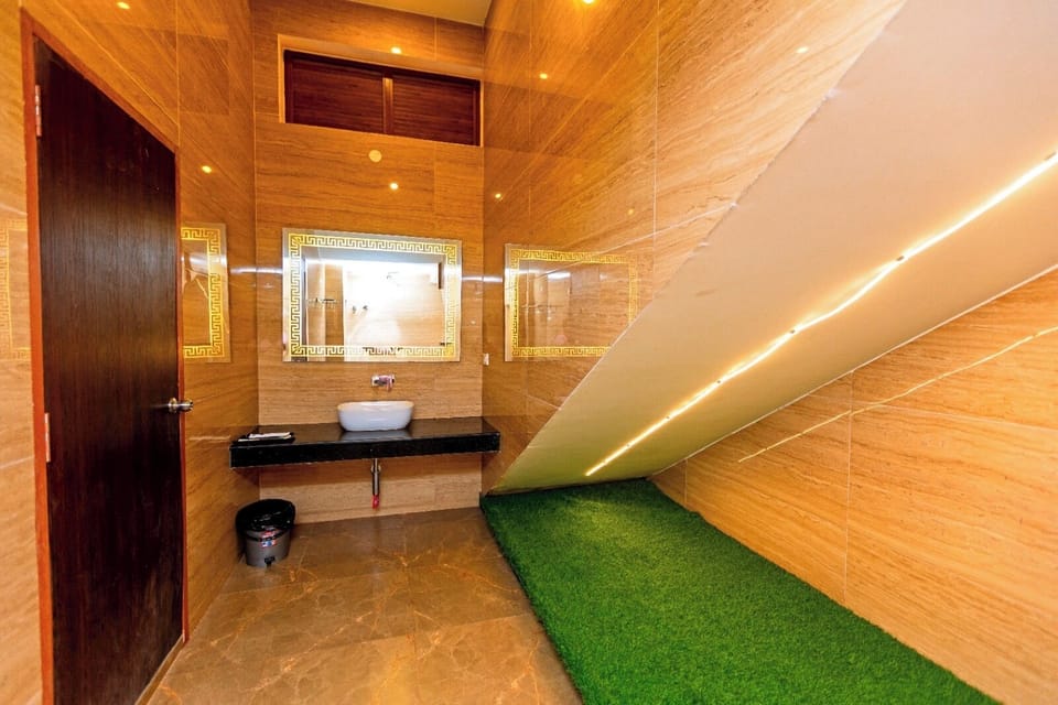 Standard Villa | Bathroom | Shower, rainfall showerhead, towels, soap
