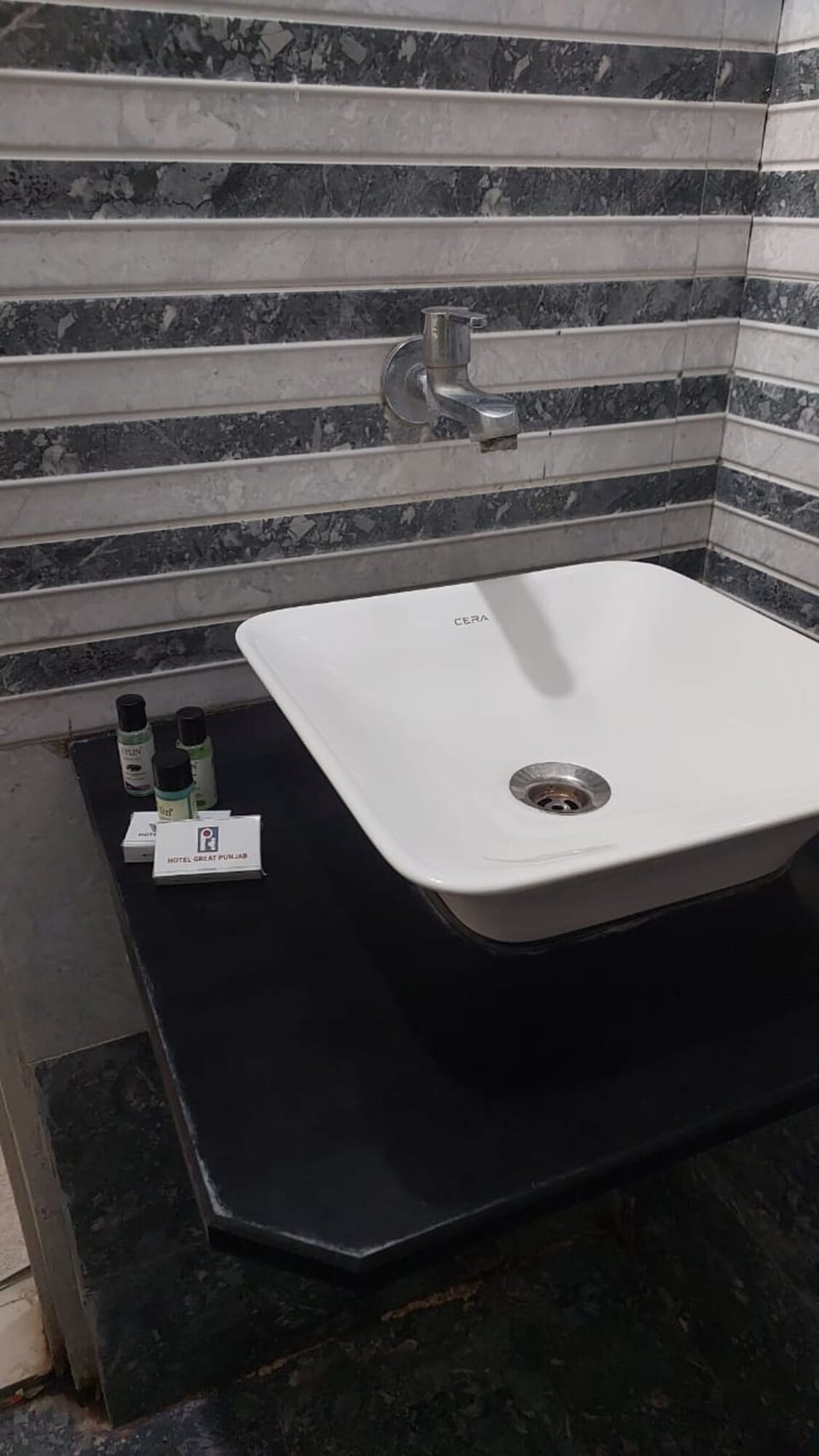 Shower, free toiletries, towels