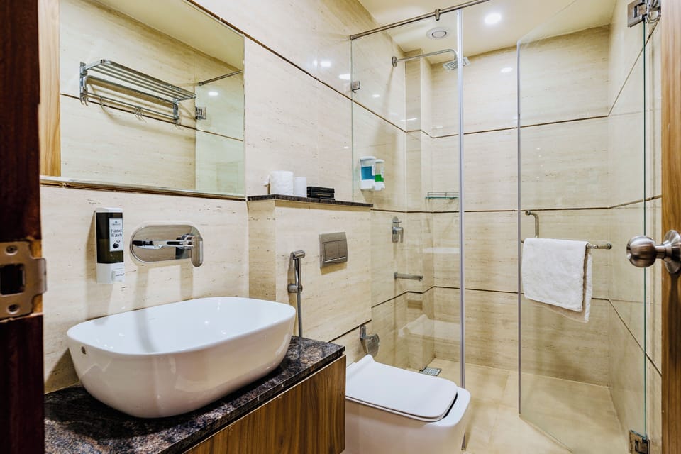 Suite | Bathroom | Shower, towels, soap, shampoo