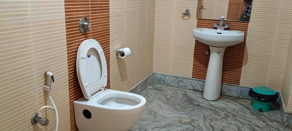 Superior Double Room, City View | Bathroom | Shower, free toiletries, towels