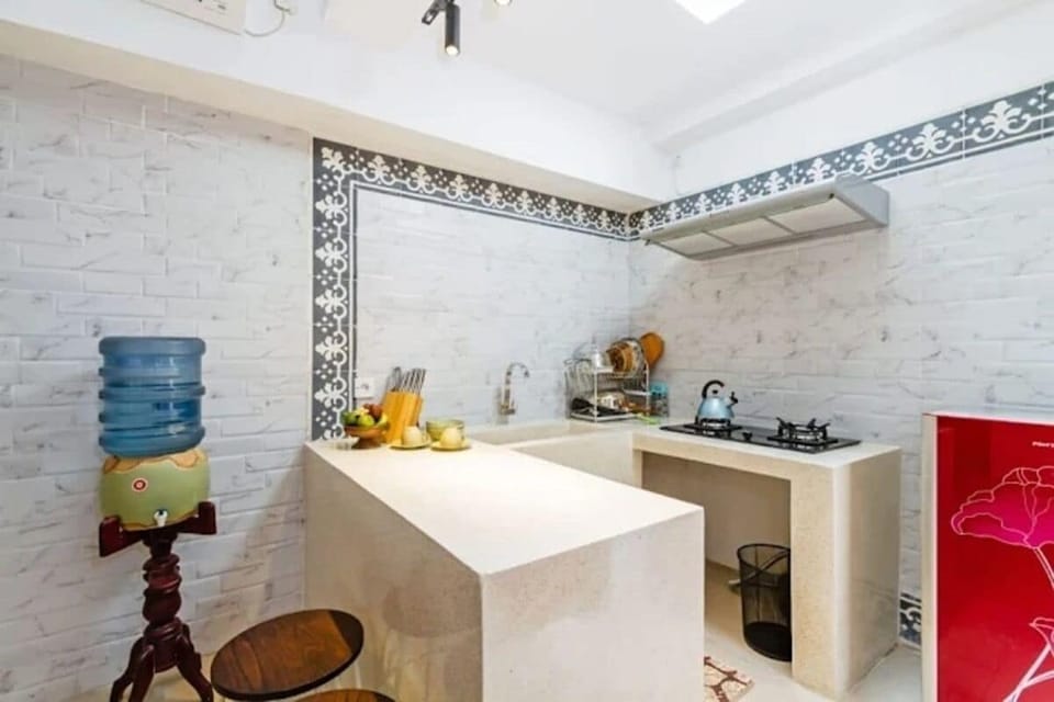 Junior Room | Private kitchen | Microwave, stovetop, cookware/dishes/utensils
