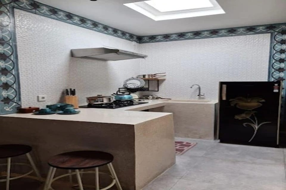Microwave, stovetop, cookware/dishes/utensils