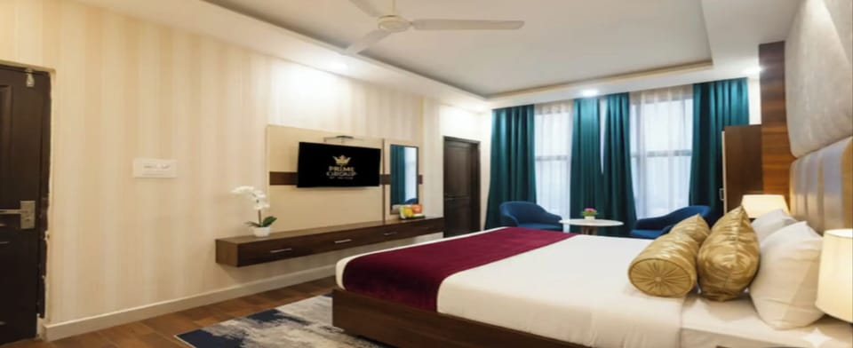 Deluxe Double or Twin Room, City View | In-room safe, desk, laptop workspace, blackout drapes