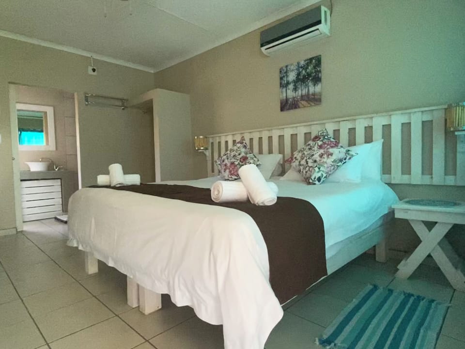Standard Double or Twin Room, Patio, Garden View | Iron/ironing board (on request), WiFi (free)
