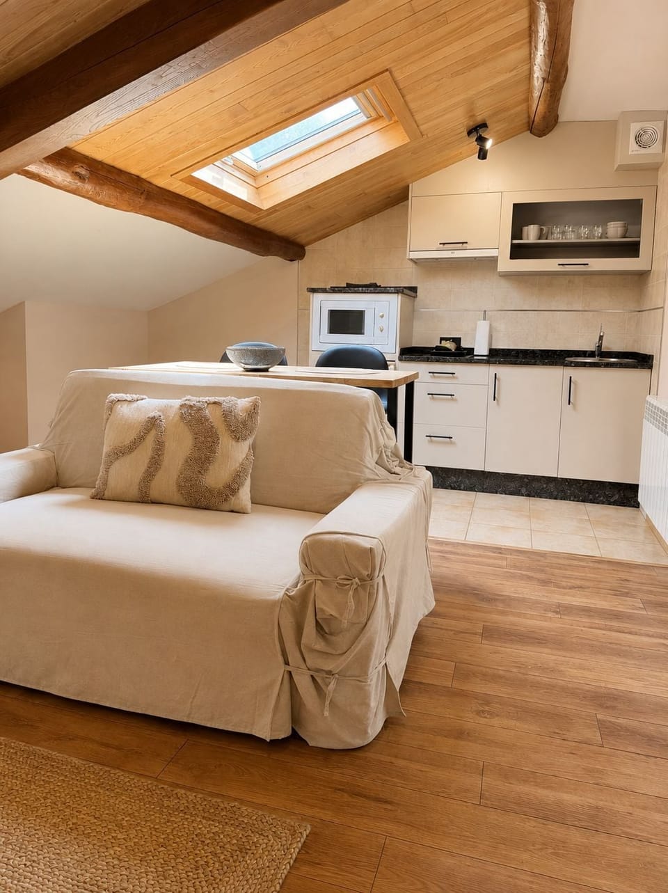 Deluxe Penthouse | Private kitchen | Mini-fridge, microwave, stovetop, cookware/dishes/utensils