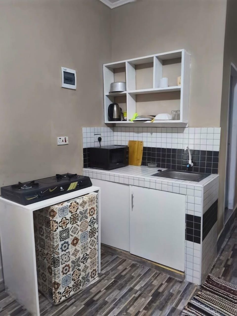 Deluxe Studio Suite, Garden View | Private kitchen | Fridge, microwave, cookware/dishes/utensils