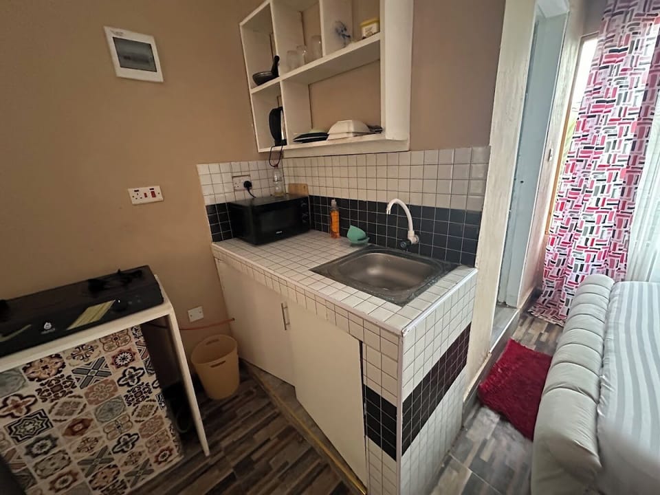 Deluxe Studio Suite, Garden View | Private kitchen | Fridge, microwave, cookware/dishes/utensils